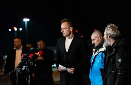 Сійярто показав фото переданих Путіним військових ЗСУ з угорським та українським громадянством