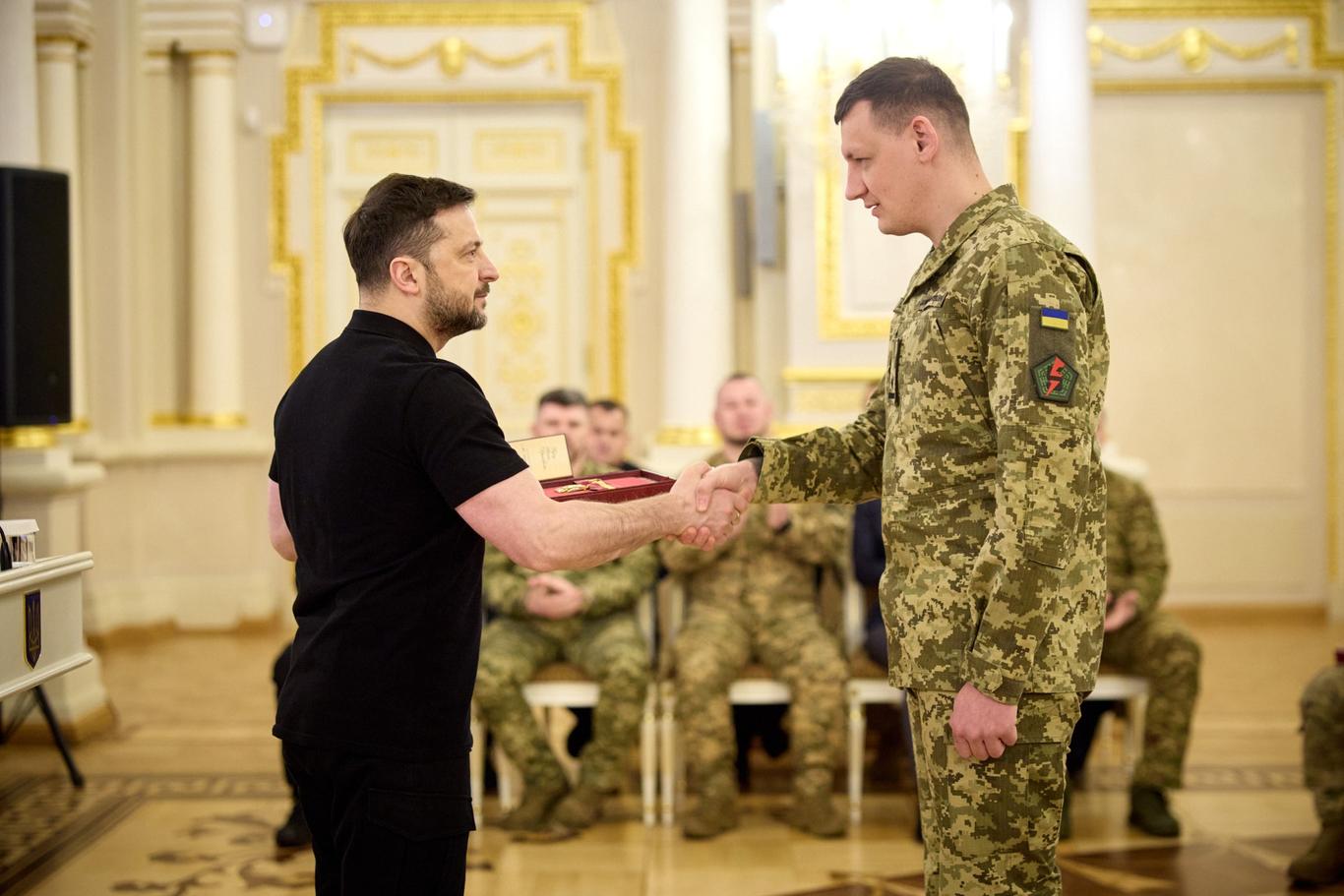Зеленський нагородив військових та цивільних з нагоди Дня добровольця (ВІДЕО)