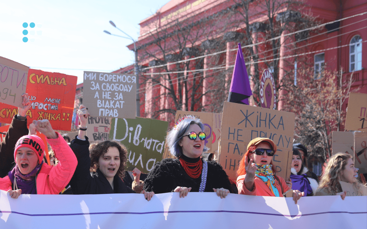 «Боротьба за права жінок триває щодня». У Києві пройшов Марш жінок (Фоторепортаж)