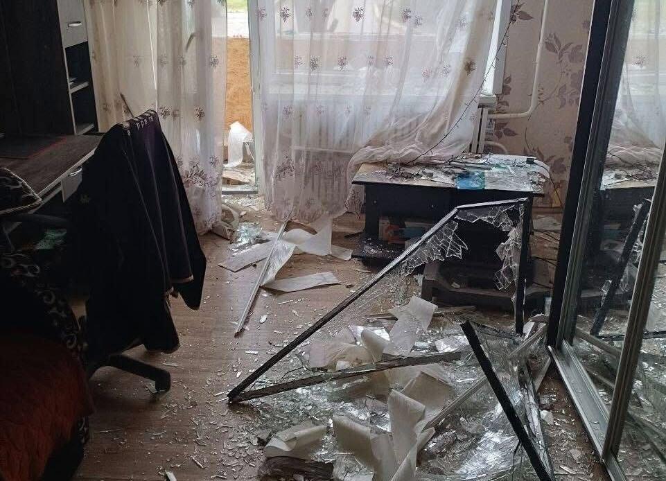 Російський дрон пошкодив квартиру кореспондента Громадського радіо у Краматорську (ФОТО)