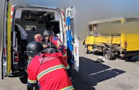 Росіяни вдарили по маршрутці з пасажирами в Херсоні: автобус знищено, 20 постраждалих (ФОТО, ВІДЕО)