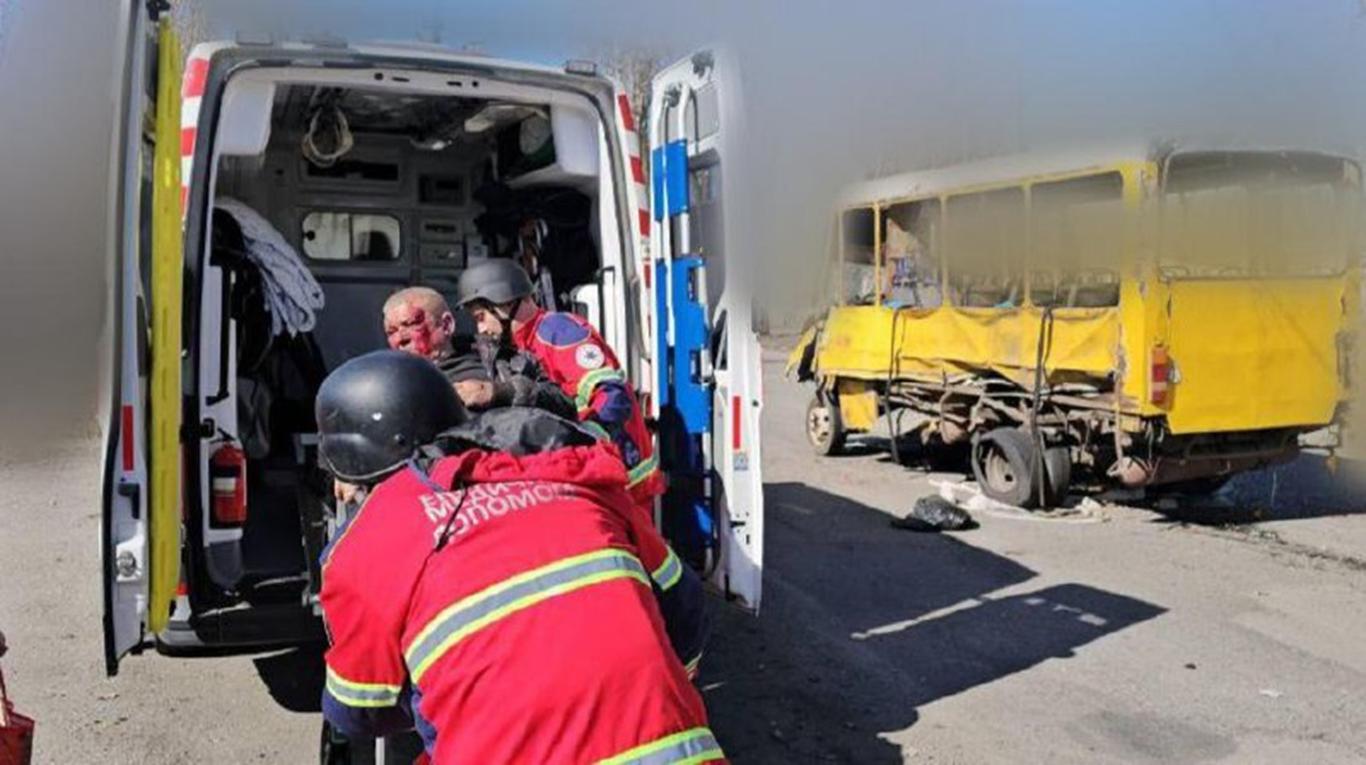 Росіяни вдарили по маршрутці з пасажирами в Херсоні: автобус знищено, 20 постраждалих (ФОТО, ВІДЕО)