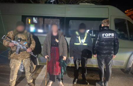 Водійка намагалась вивезти 30-річного чоловіка до Молдови під виглядом 71-річної жінки (ВІДЕО)