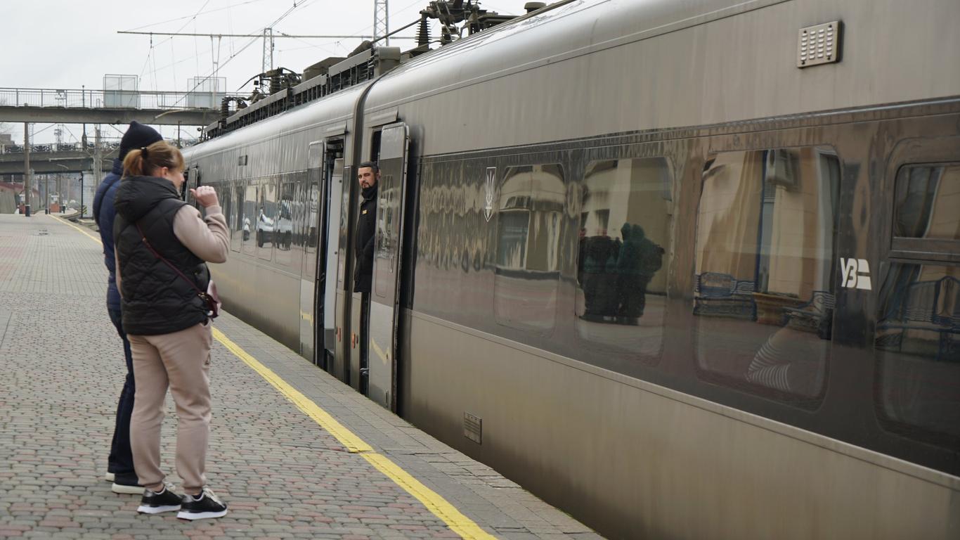 Інтерсіті Київ — Харків тимчасово курсуватиме лише до Полтави: далі пасажирів довозитимуть у спальних вагонах