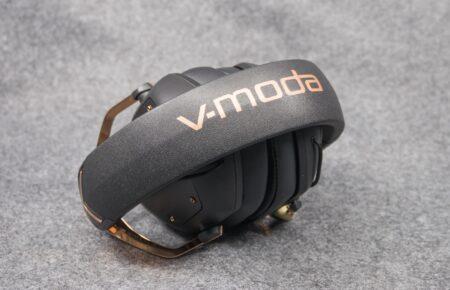 Скільки годин на день можна користуватися навушниками, щоб не погіршився слух: пояснює лікарка