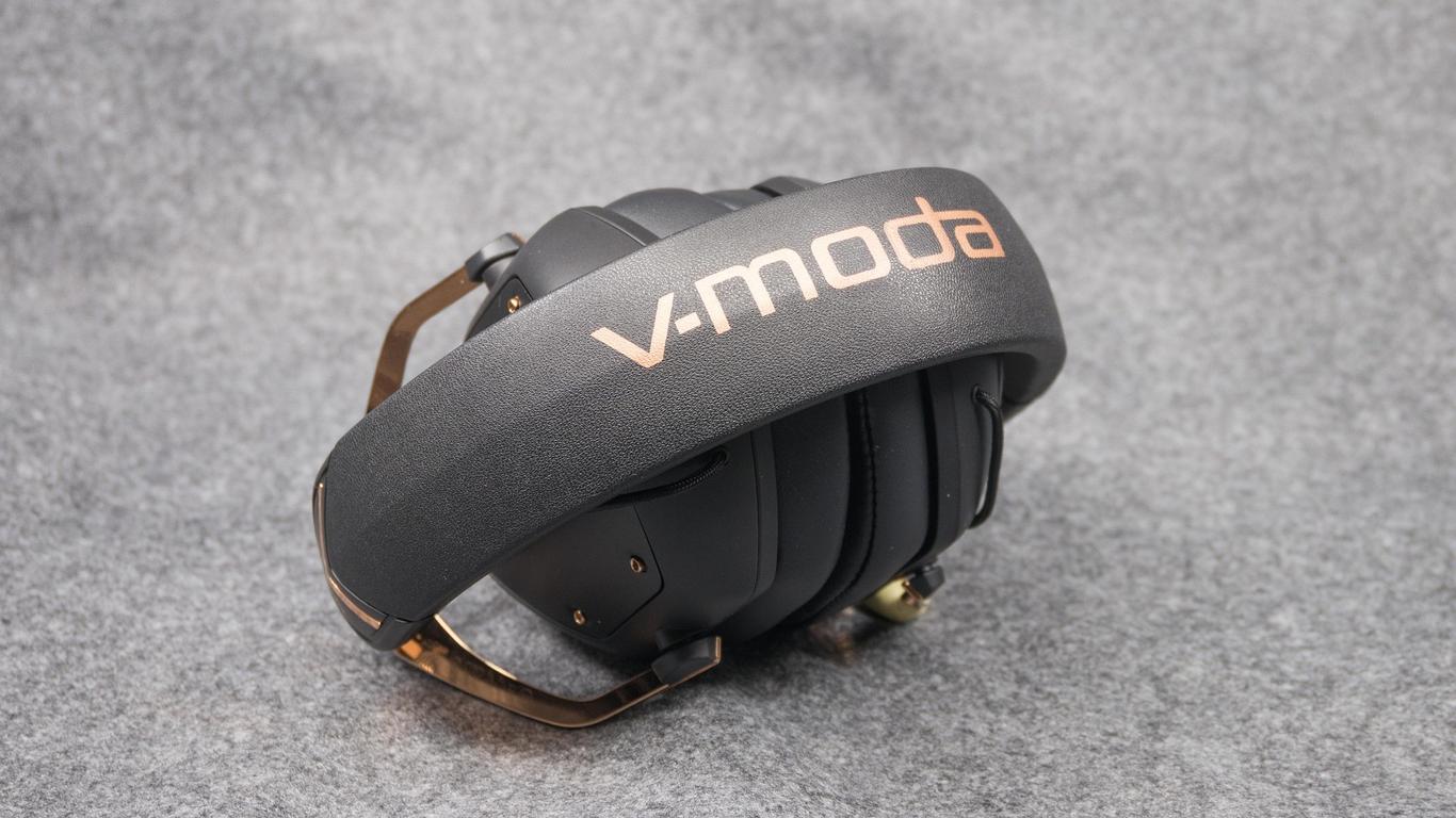 Скільки годин на день можна користуватися навушниками, щоб не погіршився слух: пояснює лікарка