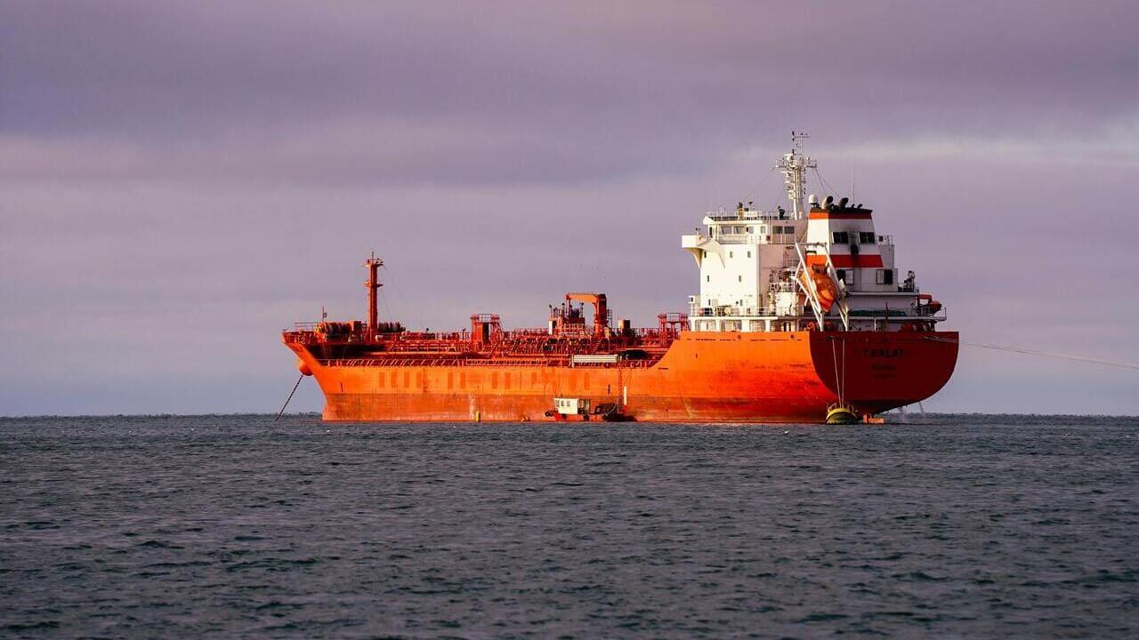 Ормузька протока фізично не перекрита, танкери не йдуть через обмеження страховиків, — Гончар