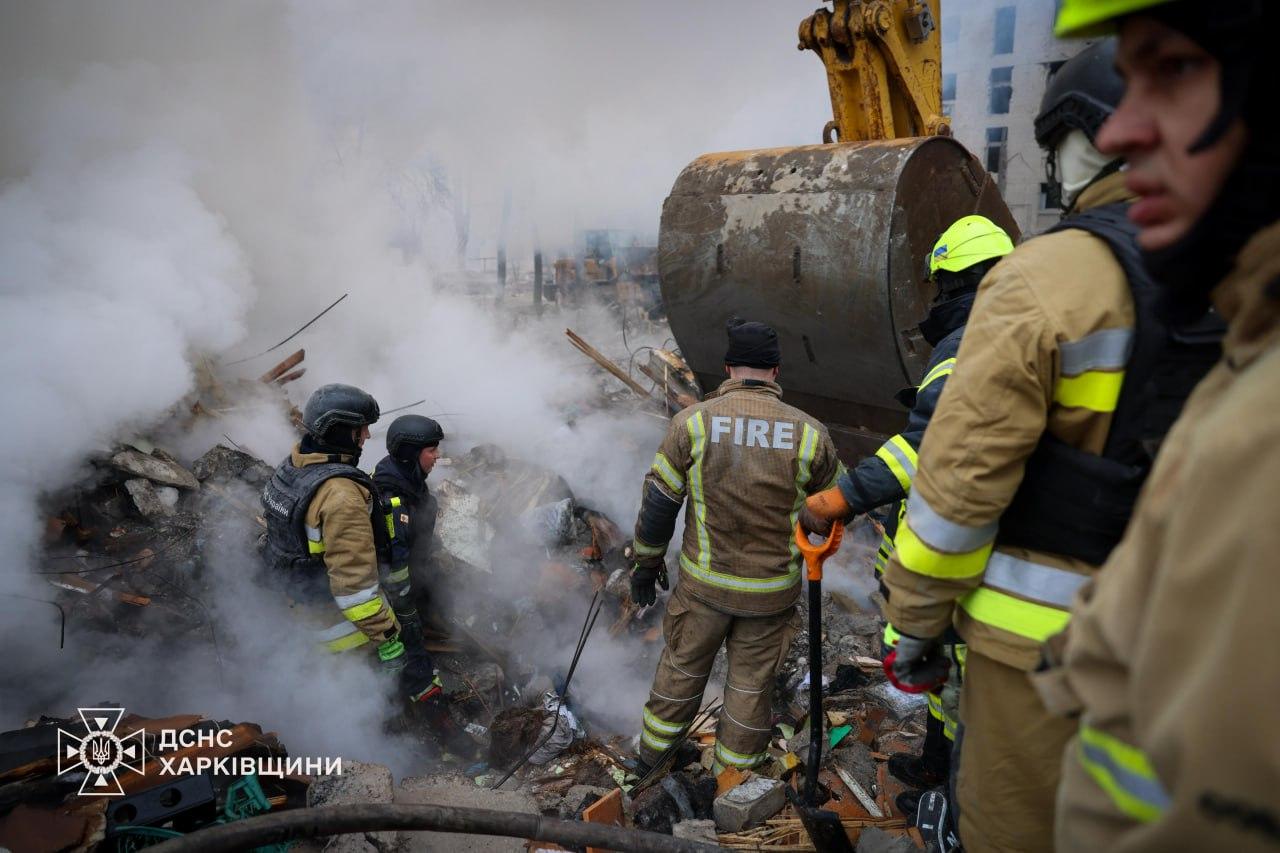 Атака на Харків: під завалами будинку знайшли восьме тіло загиблої людини
