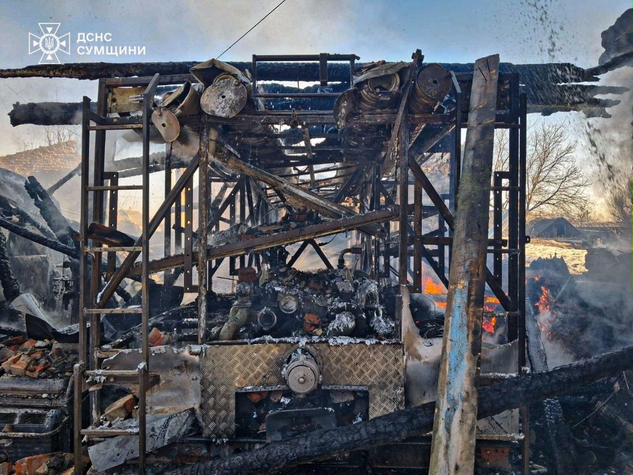 Росіяни обстріляли пожежну частину у прикордонні Сумщини, знищили техніку (ФОТО)