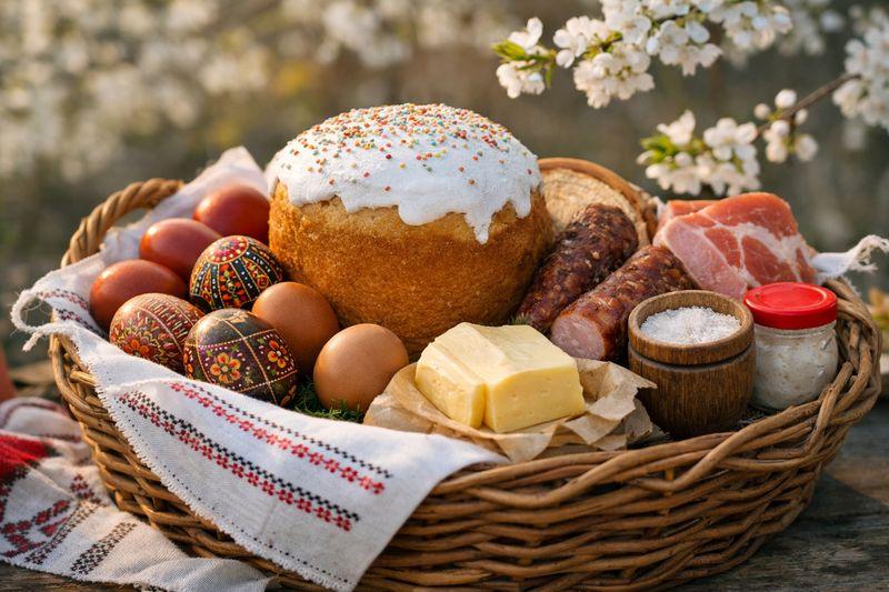 Скільки цього року українцям коштуватиме великодній кошик