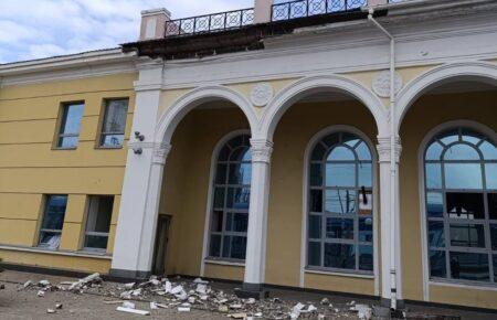 Росіяни вдарили по залізниці у Слов’янську: пошкоджені вокзал і депо, є поранені (ФОТО)