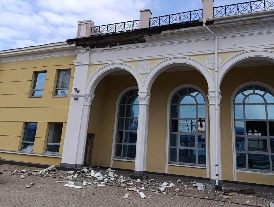 Росіяни вдарили по залізниці у Слов’янську: пошкоджені вокзал і депо, є поранені (ФОТО)