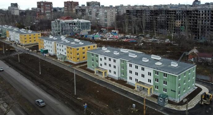 Демонтували 800 будинків, побудували 70: чи відновлюють окупанти Маріуполь