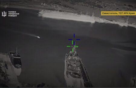 ГУР показав, як уразили два російські десантні кораблі у Криму (ВІДЕО)