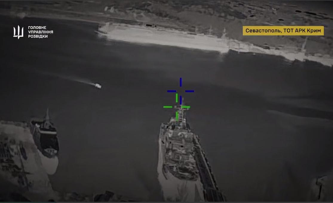 ГУР показав, як уразили два російські десантні кораблі у Криму (ВІДЕО)