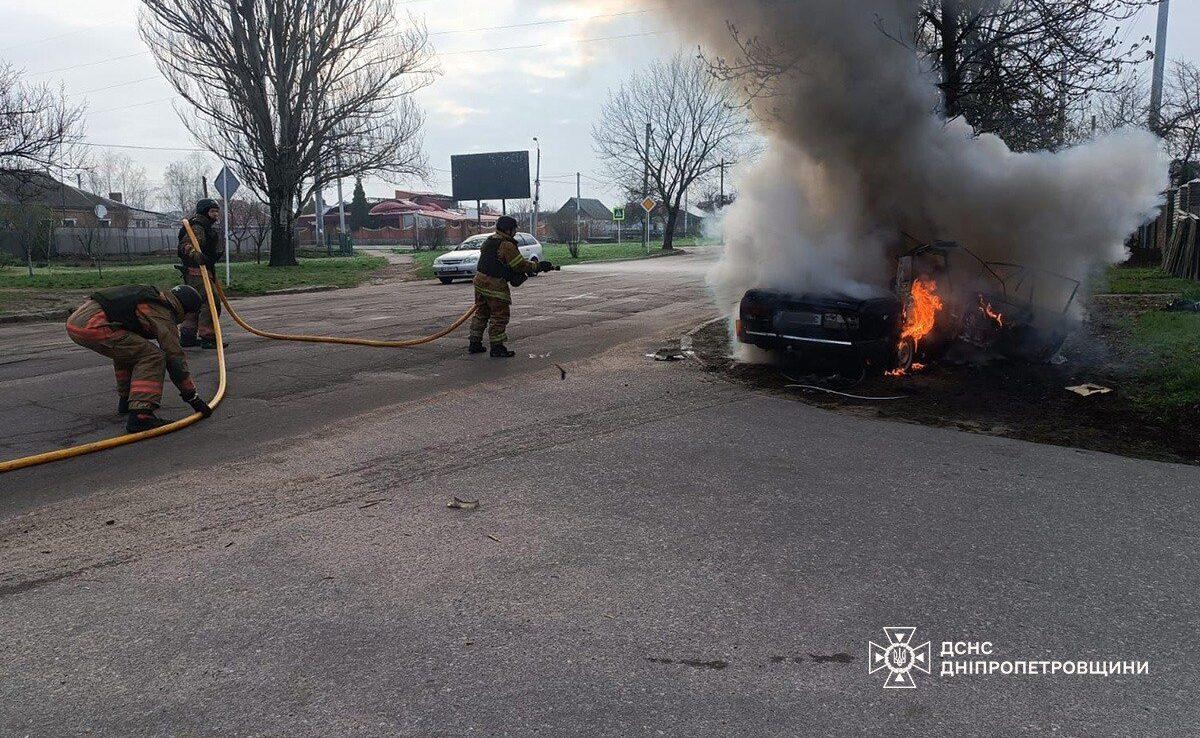 Росіяни вдарили FPV-дроном по легковому автомобілю у Нікополі: постраждали 3 людей