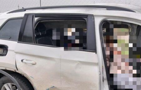 Росіяни вдарили по автомобілю в Херсоні: одна жінка загинула, ще дві людини зазнали важких поранень