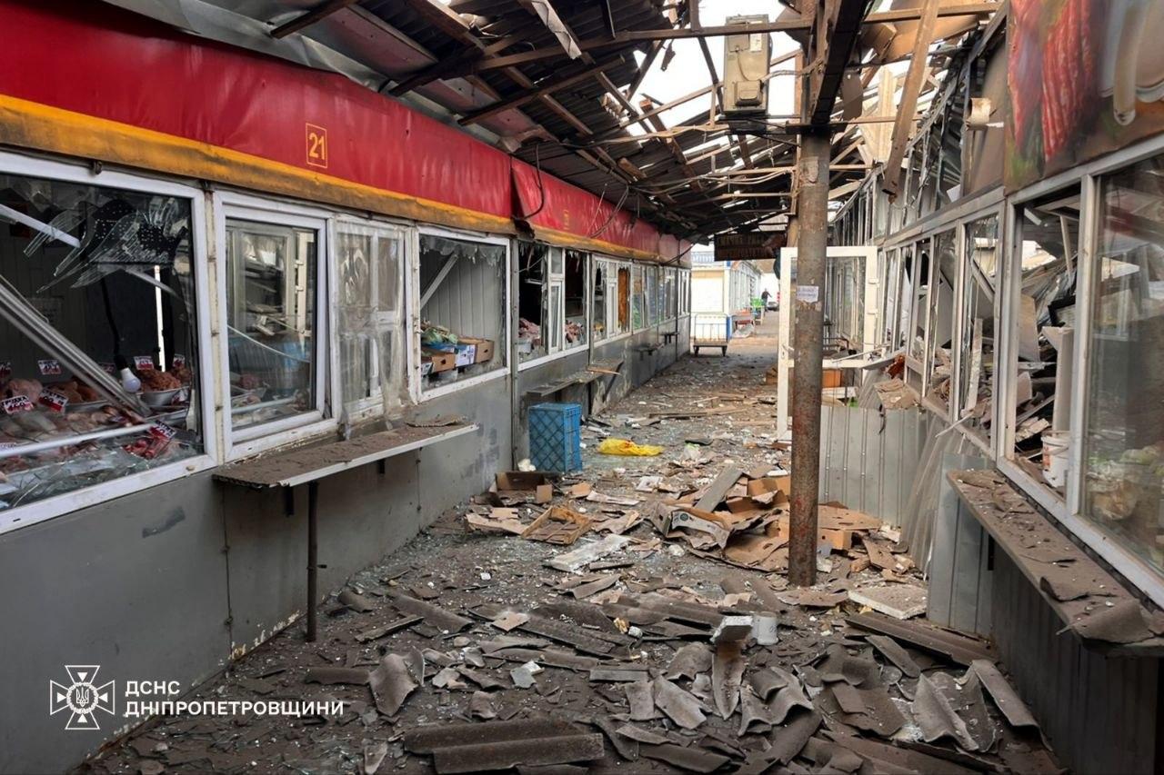 До 25 зросла кількість поранених через ранкові удари росіян по ринку у Нікополі