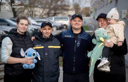 В Одесі рятувальники відвідали дворічну дівчинку, яку врятували з-під завалів 6 квітня