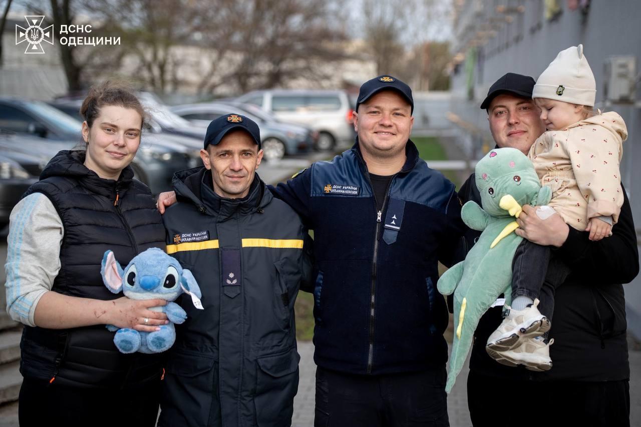 В Одесі рятувальники відвідали дворічну дівчинку, яку врятували з-під завалів 6 квітня