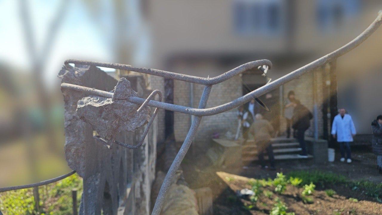 Окупанти атакували медзаклад у Центральному районі Херсона: постраждали четверо працівників лікарні