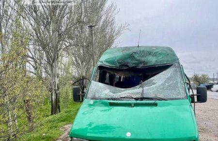Ворог вдарив по рейсовому мікроавтобусу на Нікопольщині — серед постраждалих є дитина