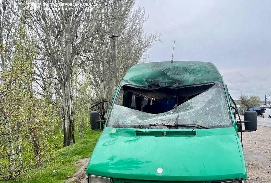 Ворог вдарив по рейсовому мікроавтобусу на Нікопольщині — серед постраждалих є дитина