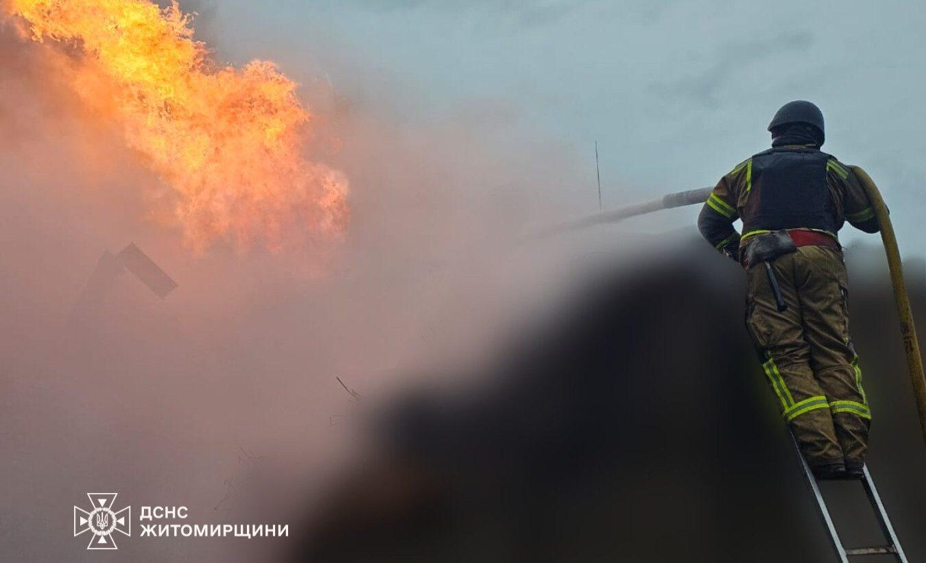 Окупанти атакували інфраструктуру Житомирщини, виникла пожежа (ФОТО)
