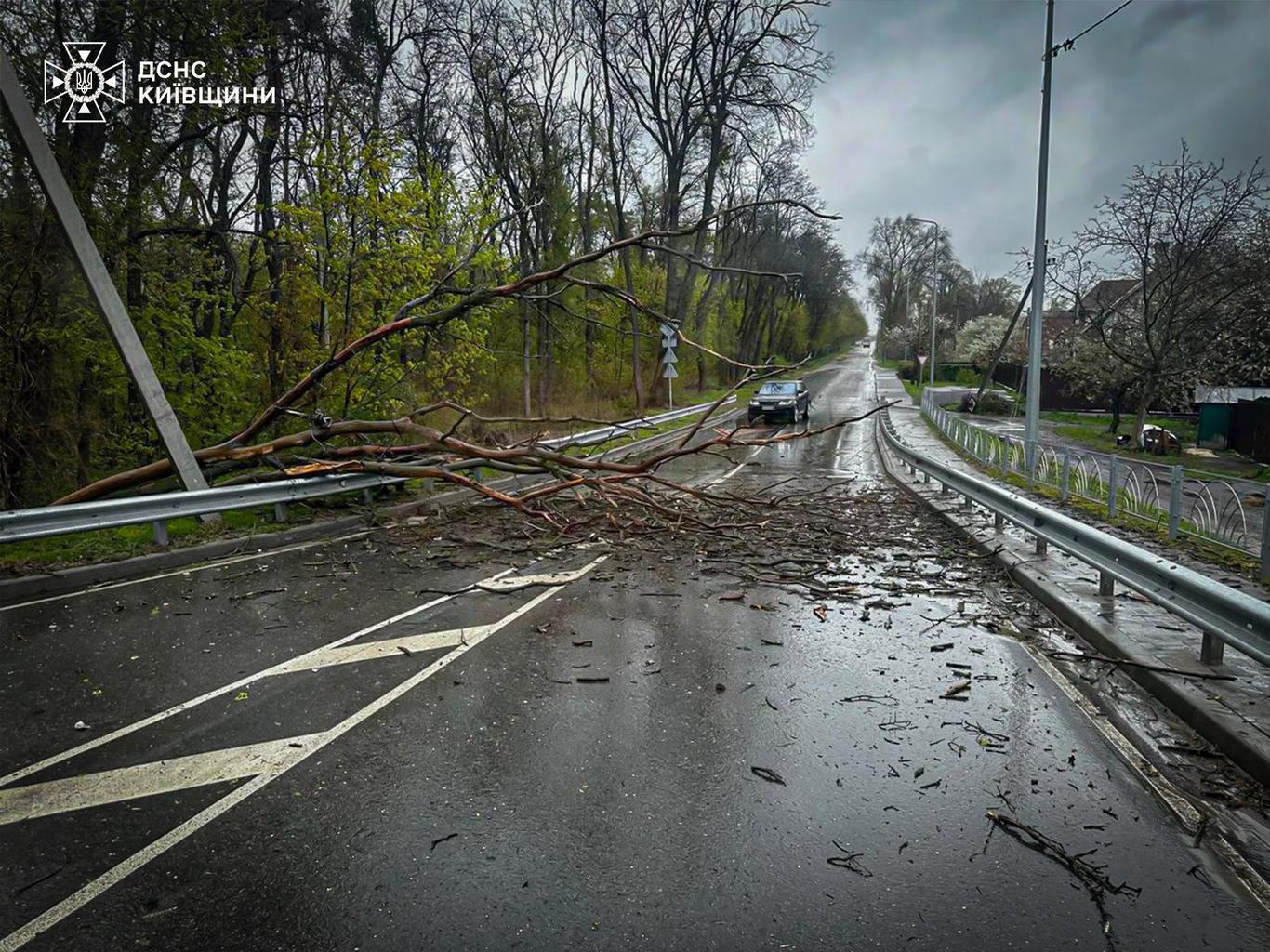 Через негоду в Україні загинули 2 людей: рятувальники ліквідовують наслідки у 13 областях
