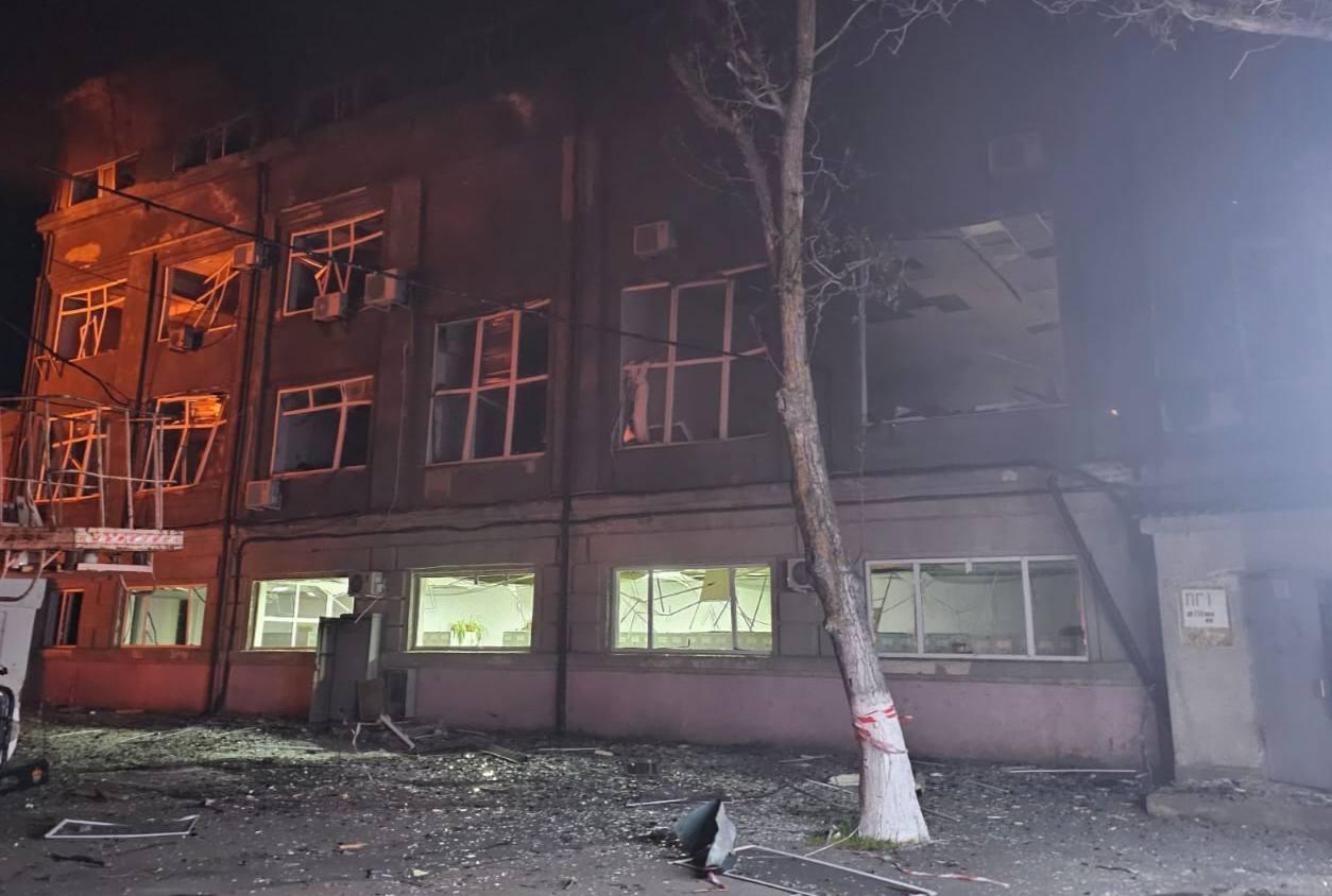 Уночі РФ знову атакувала Одещину: зазнали руйнувань лікарня та житлові будинки, виникла пожежа у заповіднику