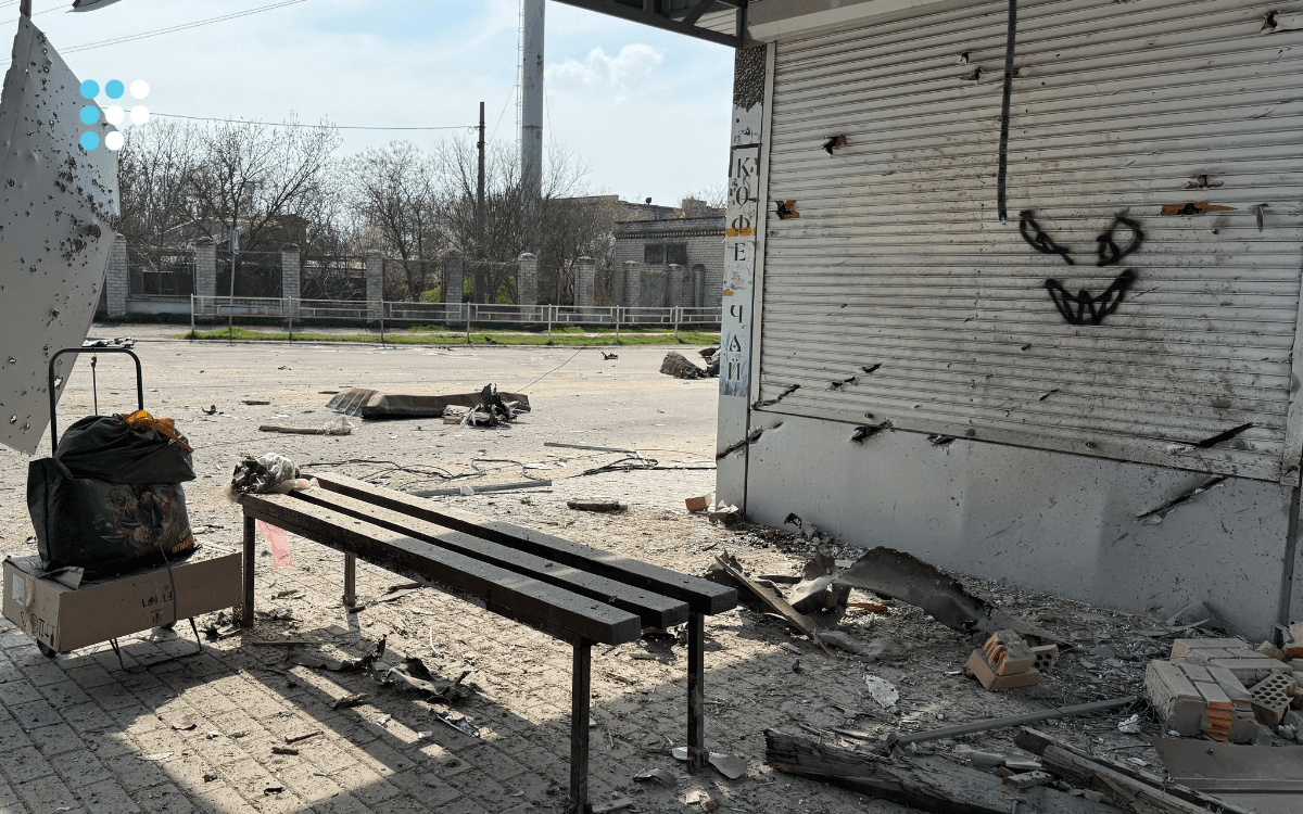 Окупанти обстріляли зупинку громадського транспорту у Корабельному районі Херсона: є загибла