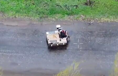 Українські військові евакуювали з сірої зони 77-річну жінку за допомогою наземного робота