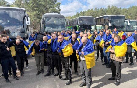 Україна та РФ провели черговий обмін полоненими: додому повернулись 193 військовослужбовці