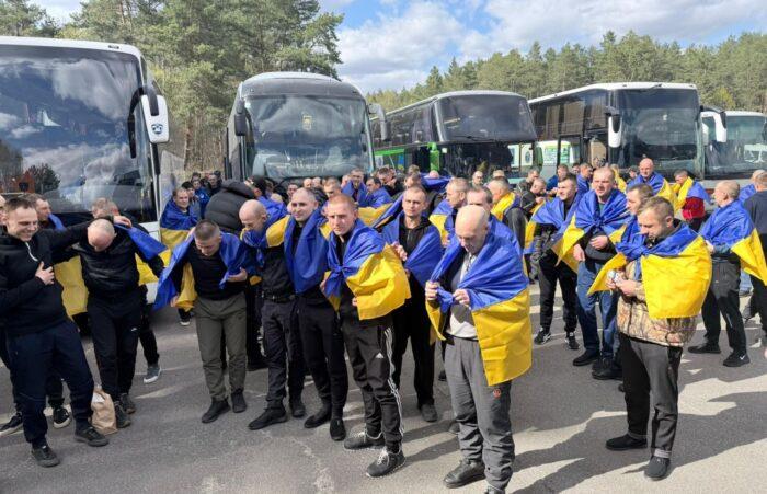Україна та РФ провели черговий обмін полоненими: яка його особливість (ФОТО, ВІДЕО)