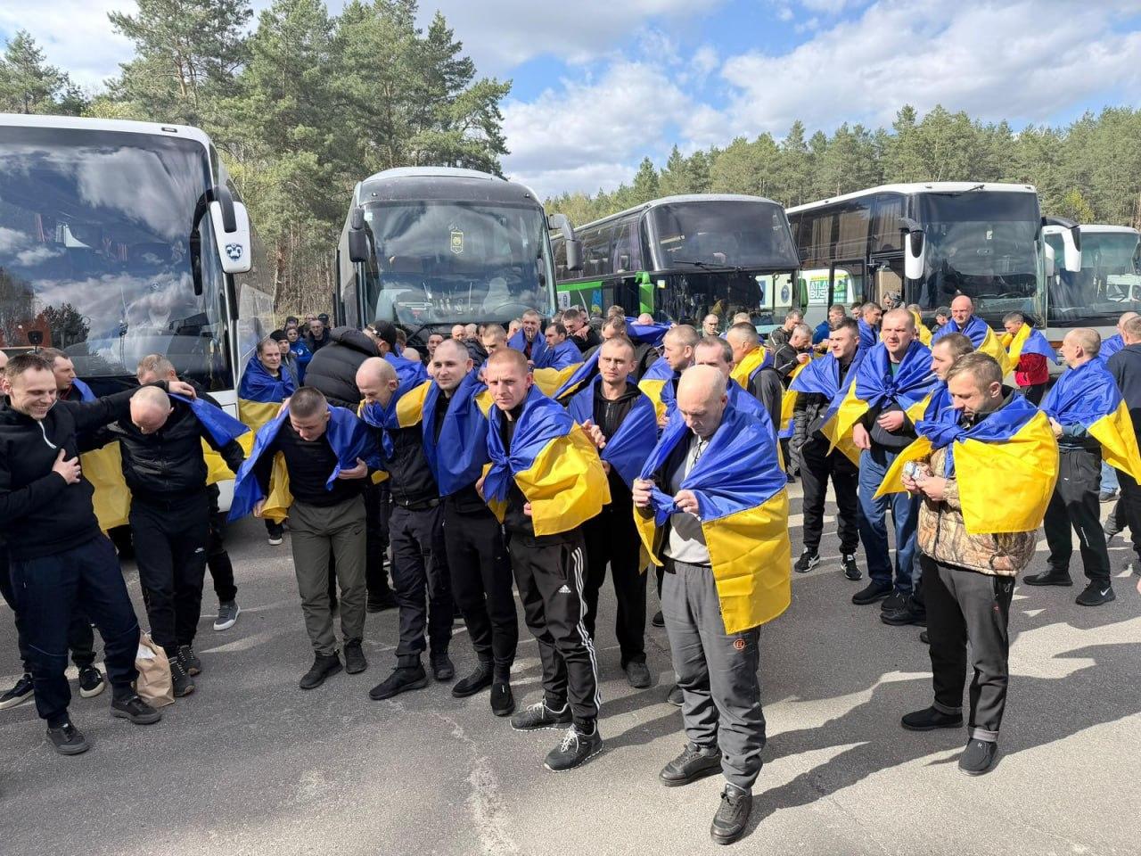 Україна та РФ провели черговий обмін полоненими: яка його особливість (ФОТО, ВІДЕО)