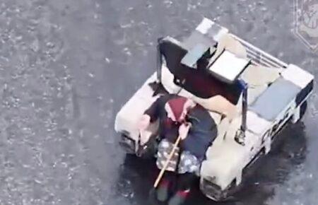 Стали відомі деталі евакуації з зони бойових дій 77-річної бабусі на НРК