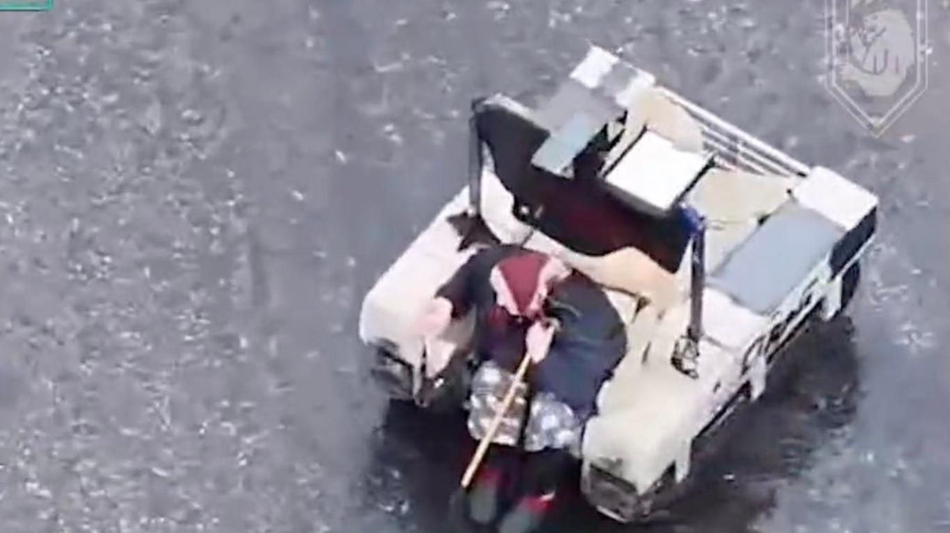 Стали відомі деталі евакуації з зони бойових дій 77-річної бабусі на НРК