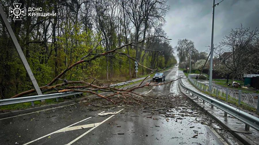 Через негоду в Україні знеструмлені понад 700 населених пунктів