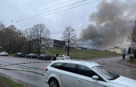 Пожежу на складах у Луцьку після російської атаки локалізували, але не ліквідували