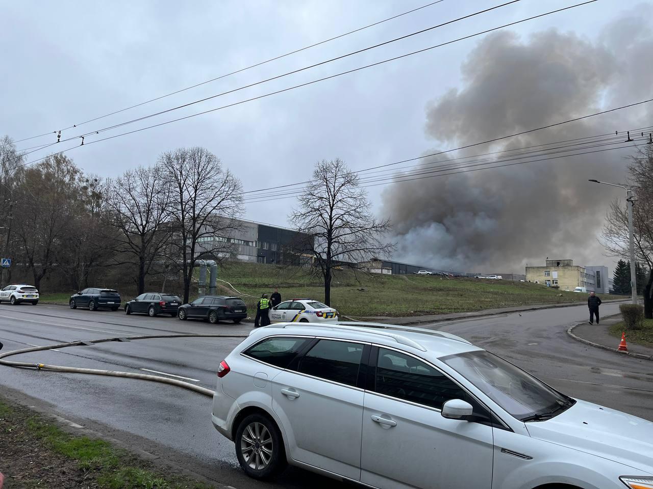 Пожежу на складах у Луцьку після російської атаки локалізували, але не ліквідували