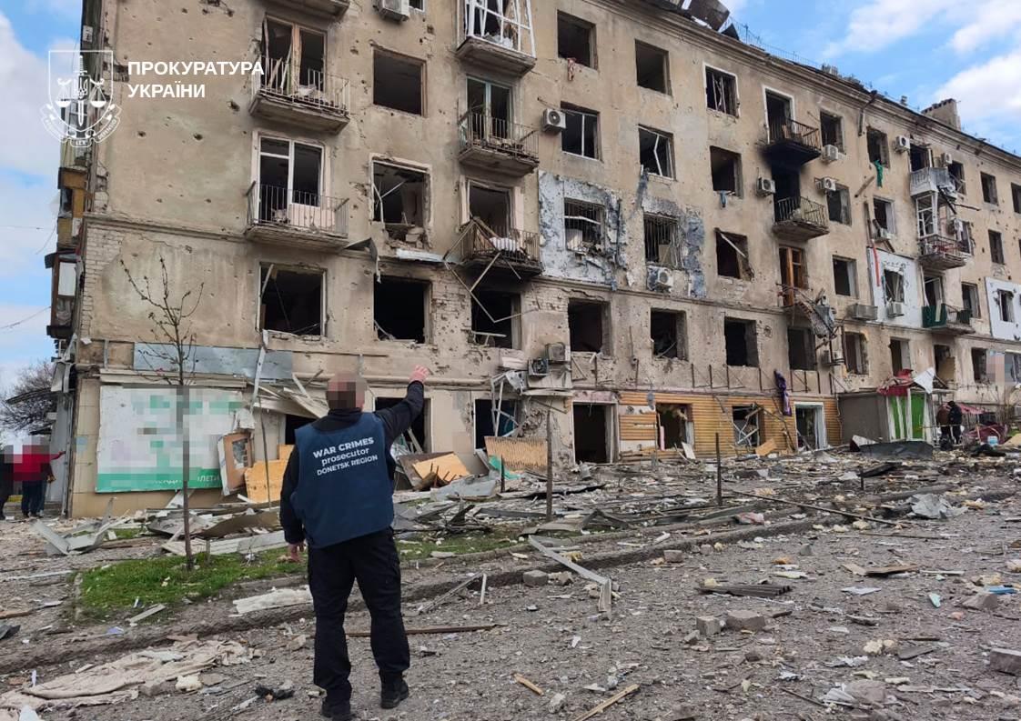 Російська армія вдарила ФАБ-250 по центру Краматорська, є поранені