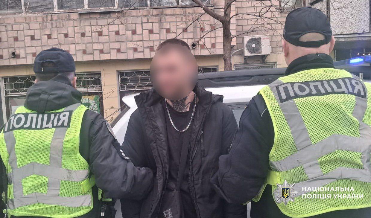 У Чернігові на вулиці у чоловіка вилучили стартовий пістолет — поліція (ОНОВЛЕНО)