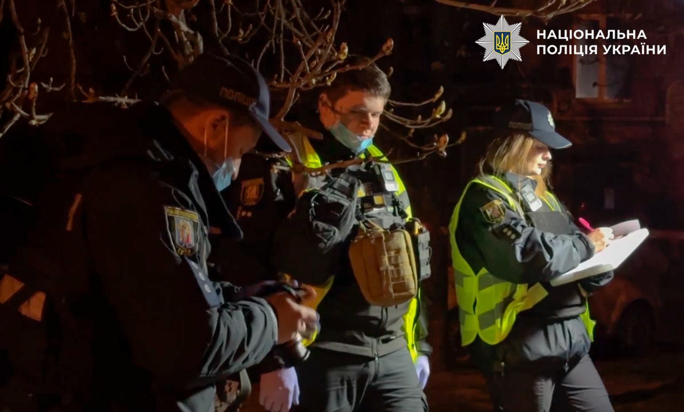 В Києві чоловіка смертельно поранили ножем за зауваження через кри на дитячому майданчику