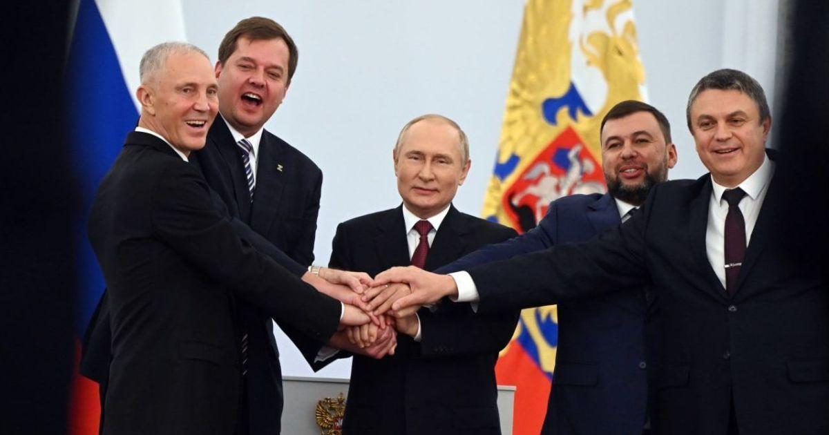 Як між колаборантами й росіянами розподіляють посади на окупованих територіях