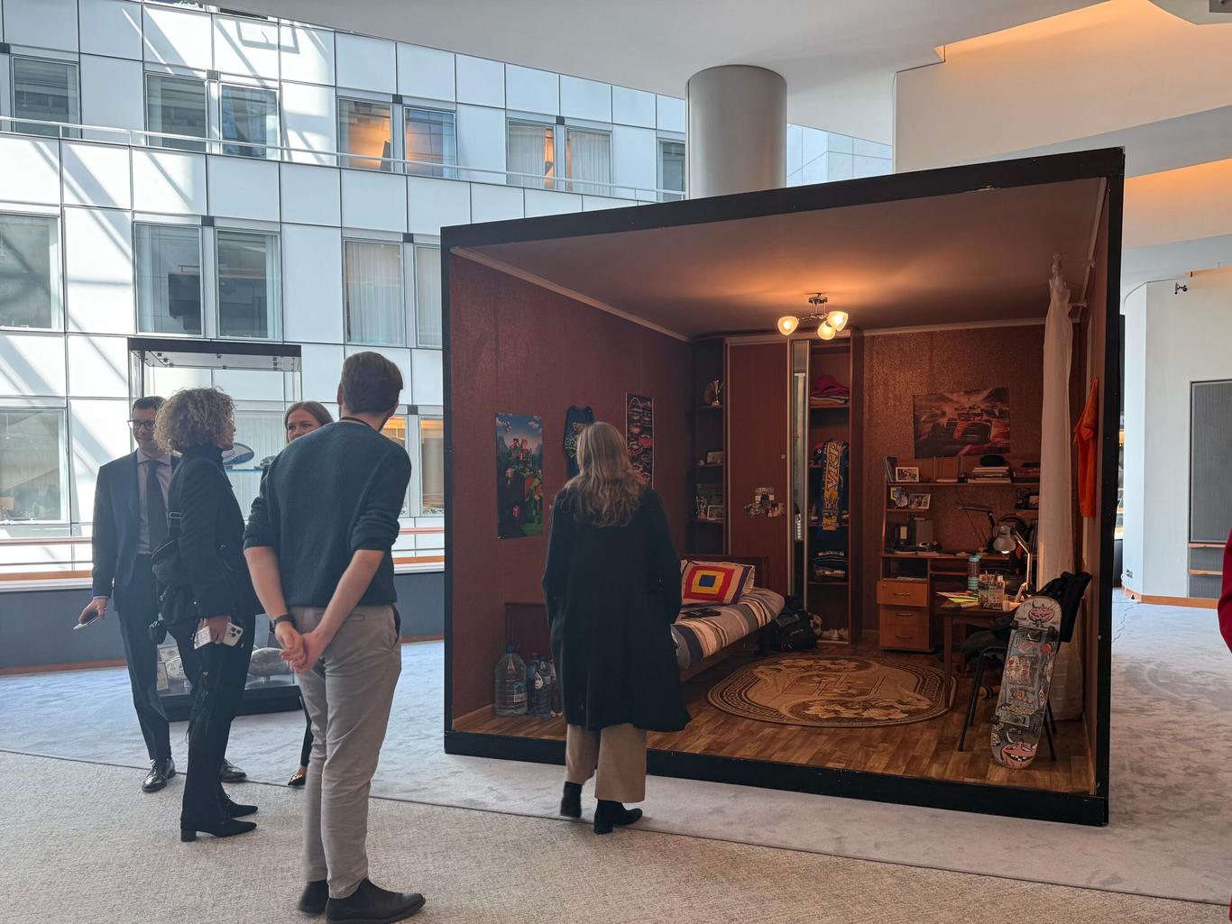 У Європарламенті відтворили дитячу кімнату як символ викрадених українських дітей