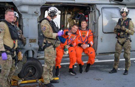 Повернення з місячної орбіти: астронавти місії «Артеміда II» успішно приземлилися на Землю