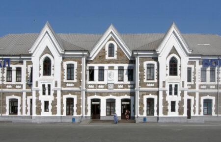 Росіяни вдарили по залізниці у Кривому Розі, частково пошкодили вокзал