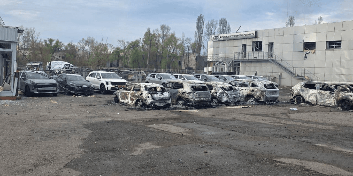 Через удар по Києву постраждав салон «Укравто Груп» з парковкою