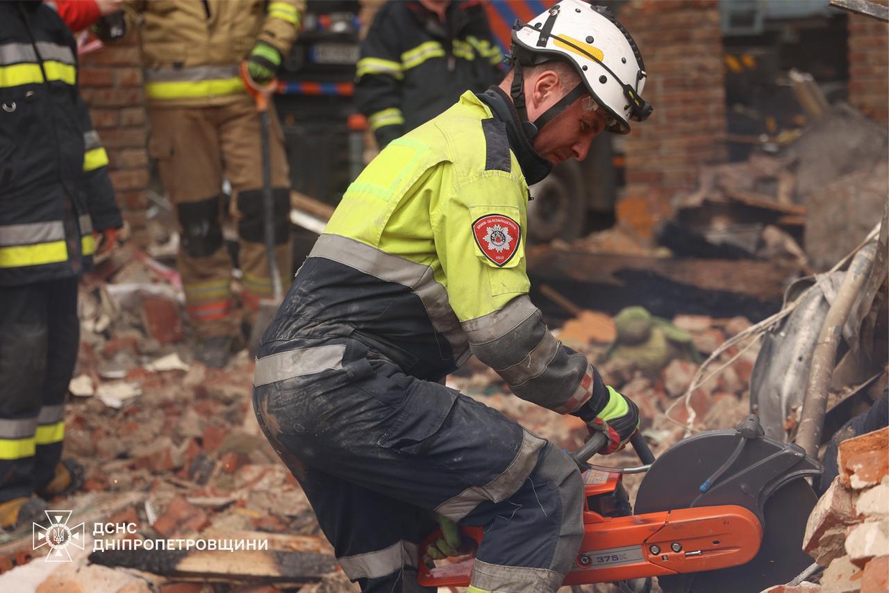 З-під завалів у Дніпрі дістали тіло ще одного загиблого
