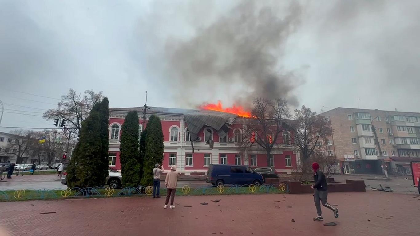 Росіяни вдарили по будівлях податкової та міської ради на Чернігівщині (ДОПОВНЕНО, ФОТО)